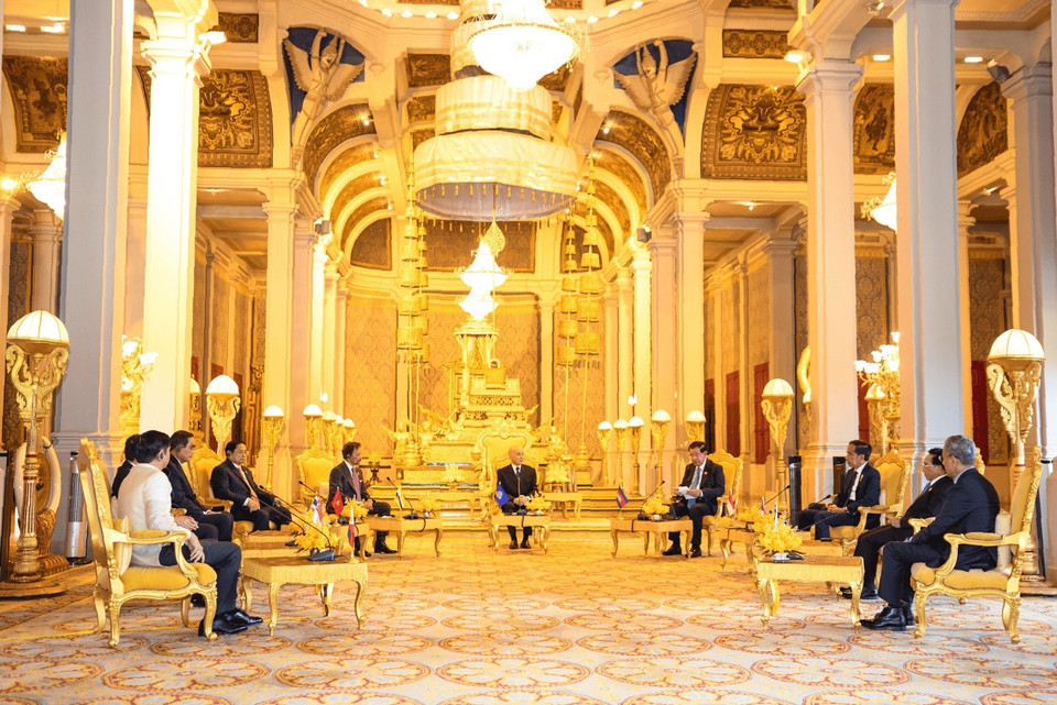 Thủ tướng Phạm Minh Chính và nguyên thủ, người đứng đầu Chính phủ các nước ASEAN đến chào Quốc vương Campuchia Norodom Sihamoni. (Ảnh: Dương Giang/TTXVN)