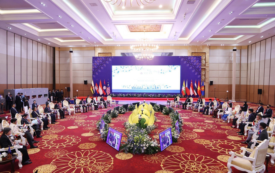 Thủ tướng Phạm Minh Chính và lãnh đạo các nước ASEAN đối thoại với đại diện thanh niên ASEAN. (Ảnh: Dương Giang/TTXVN)