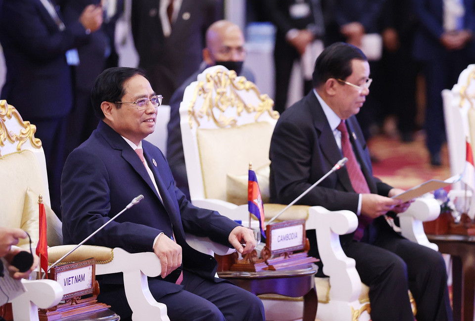 Thủ tướng Phạm Minh Chính và các nguyên thủ, người đứng đầu Chính phủ các nước ASEAN đối thoại với đại diện thanh niên ASEAN. (Ảnh: Dương Giang/TTXVN)
