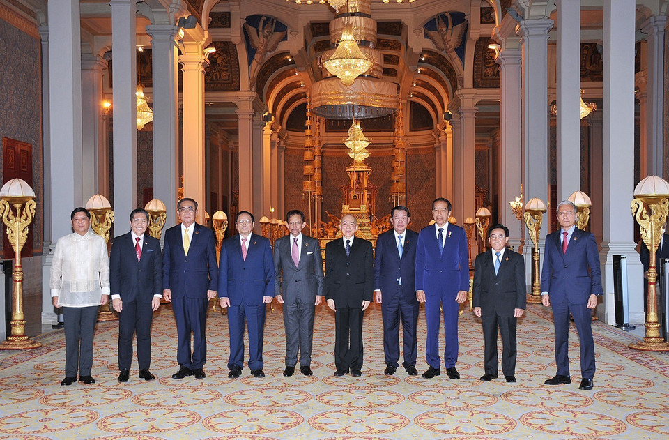 Thủ tướng Phạm Minh Chính và nguyên thủ, người đứng đầu Chính phủ các nước ASEAN đến chào Quốc vương Campuchia Norodom Sihamoni. (Ảnh: Dương Giang/TTXVN)