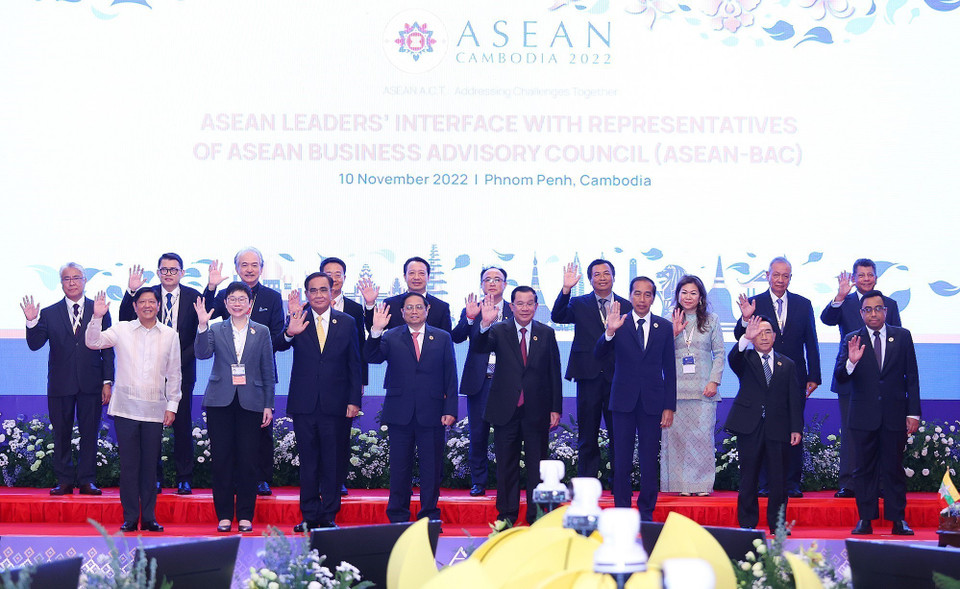 Thủ tướng Phạm Minh Chính và các nhà lãnh đạo ASEAN cùng Hội đồng tư vấn kinh doanh ASEAN (ABAC) chụp ảnh chung, chiều 10/11/2022. (Ảnh: Dương Giang/TTXVN)
