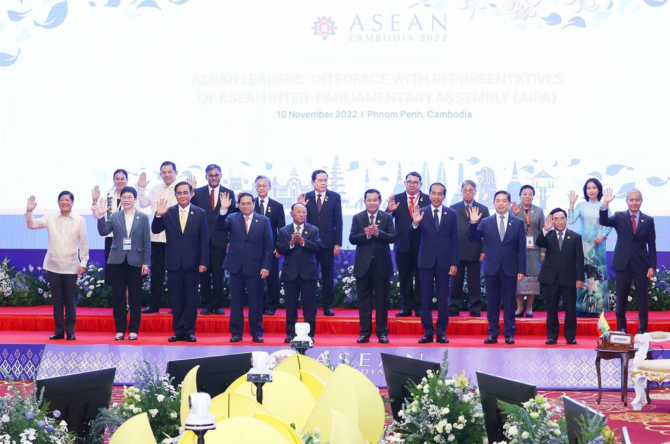 Thủ tướng Phạm Minh Chính và các nguyên thủ, người đứng đầu Chính phủ các nước ASEAN với đại diện Đại hội đồng Liên nghị viện ASEAN chụp ảnh chung. (Ảnh: Dương Giang/TTXVN)