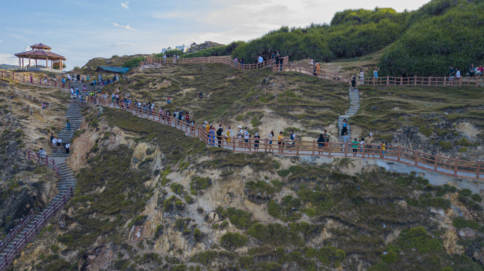 Eo Gió thuộc khu vực 3, thôn Lý Lương, xã đảo Nhơn Lý, thành phố Quy Nhơn. Eo Gió một vẻ đẹp hoang sơ và kỳ vĩ, tất cả hòa quyện với nhau giữa mênh mông biển trời. (Ảnh: Minh Đức/TTXVN)