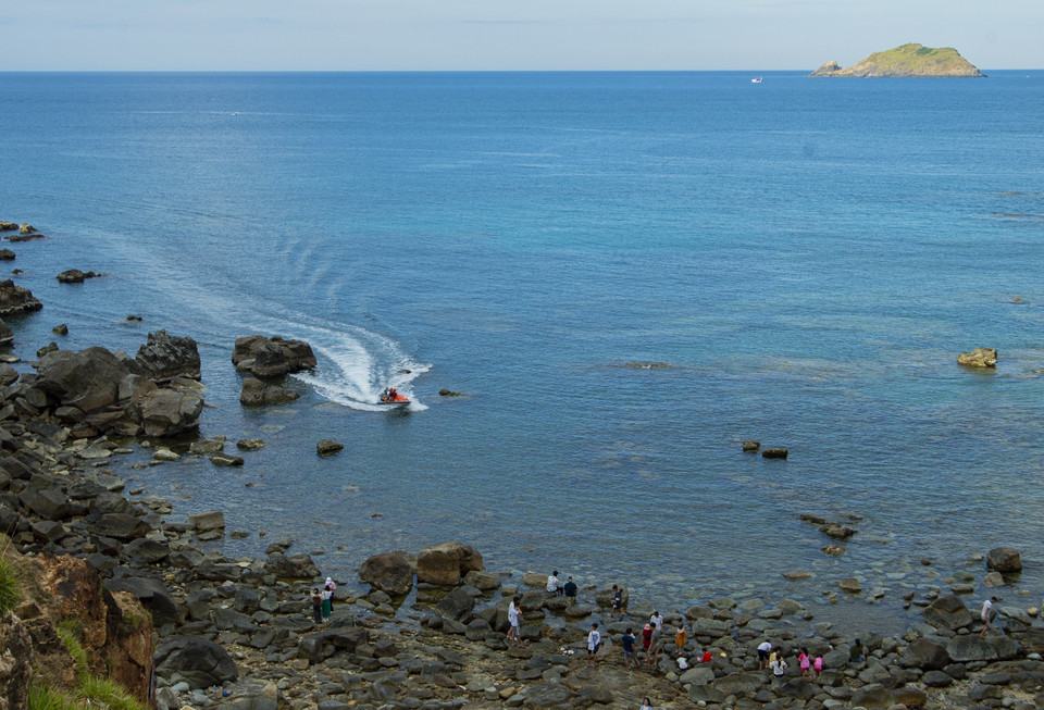 Đến Eo Gió, du khách được trải nghiệm bằng canô trên biển. (Ảnh: Minh Đức/TTXVN)