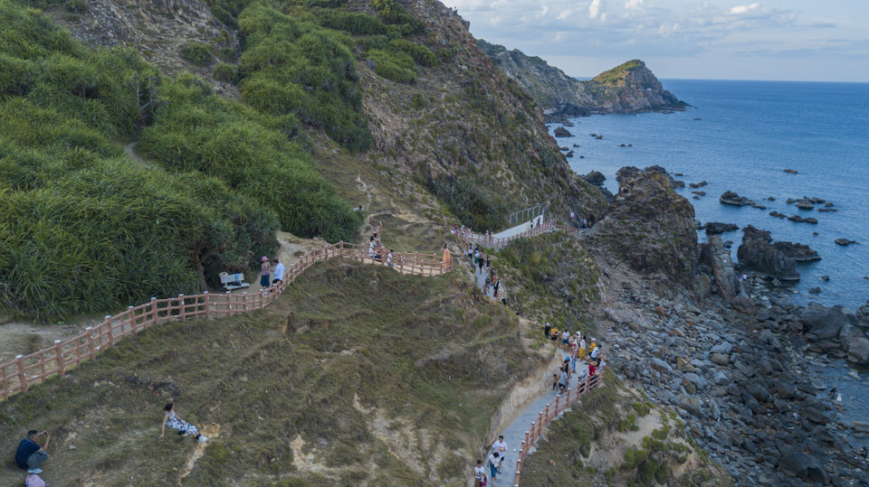 Nước biển kèm theo những đợt sóng dâng cao bào mòn đá nơi đây, theo thời gian đã tạo nên những khe rãnh xẻ ngang đồi núi, hình thành các vách núi sừng sững. (Ảnh: Minh Đức/TTXVN)