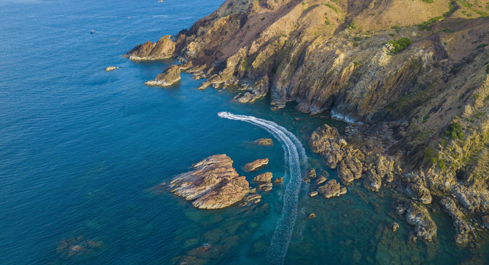 Cảnh đẹp Eo Gió thuộc xã đảo Nhơn Lý, thành phố Quy Nhơn (tỉnh Bình Định). Ảnh: Minh Đức/TTXVN)