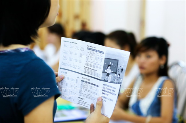 Học viên khóa học còn được cung cấp thông tin về các chính sách xã hội, các trung tâm hỗ trợ người nước ngoài tại Hàn Quốc. (Ảnh: Việt Cường/Báo ảnh Việt Nam)