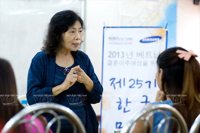 Giáo sư, Tiến sĩ Lê Thị Quý, Viện trưởng Viện Nghiên cứu giới và Phát triển trao đổi, trang bị cho các cô dâu những kiến thức về văn hóa hai nước. (Ảnh: Việt Cường/Báo ảnh Việt Cường)