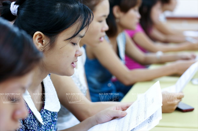 Mỗi lớp có số học viên không quá 32 người, họ là những cô gái Việt đã có visa nhập cảnh, chuẩn bị qua Hàn Quốc làm dâu. (Ảnh: Việt Cường)