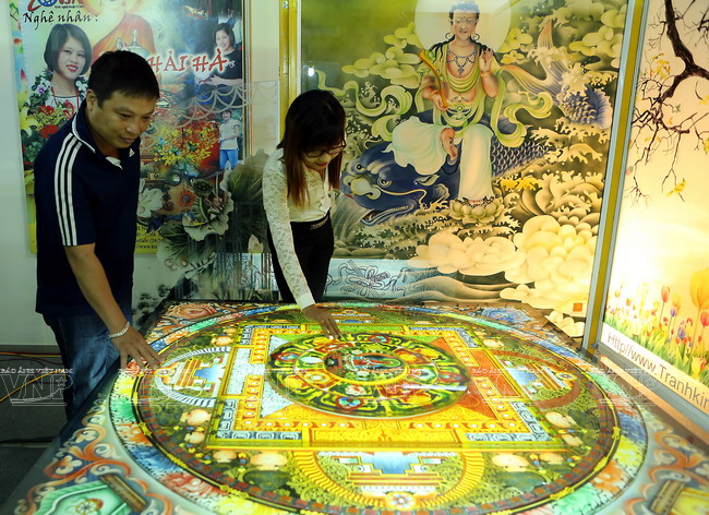 Khách hàng đang xem những sản phẩm tranh kính nghệ thuật COBA tại hội chợ hàng thủ công mỹ nghệ tháng 10/2014. (Ảnh: Trịnh Văn Bộ/Báo ảnh Việt Nam)