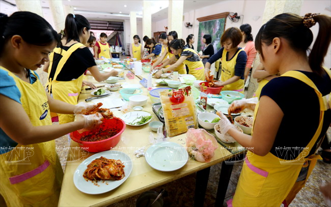 Các học viên tham gia giờ học cách chế biến các món ăn truyền thống của Hàn Quốc. (Ảnh: Việt Cường/Báo ảnh Việt Nam)