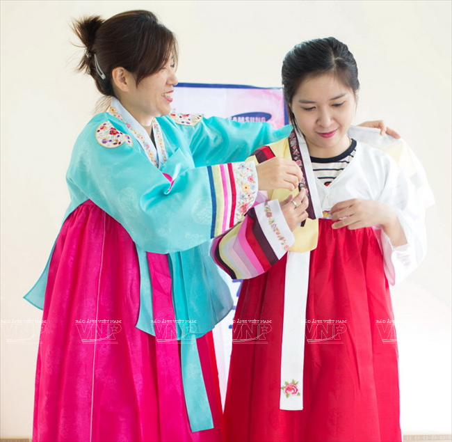 Cô giáo Kim Su Yeon hướng dẫn học viên cách mặc trang phục truyền thống của người Hàn Quốc. (Ảnh: Việt Cường/Báo ảnh Việt Nam)