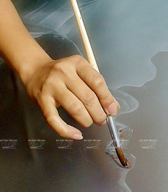 Dòng tranh kính COBA nổi tiếng chính là nhờ sự kết hợp giữa công nghệ hiện đại với kỹ thuật vẽ thủ công. (Ảnh: Trịnh Văn Bộ/Báo ảnh Việt Nam)