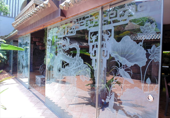Tranh kính nghệ thuật COBA được ứng dụng làm cửa lùa trong kiến trúc xây dựng. (Ảnh: Trịnh Văn Bộ/Báo ảnh Việt Nam)