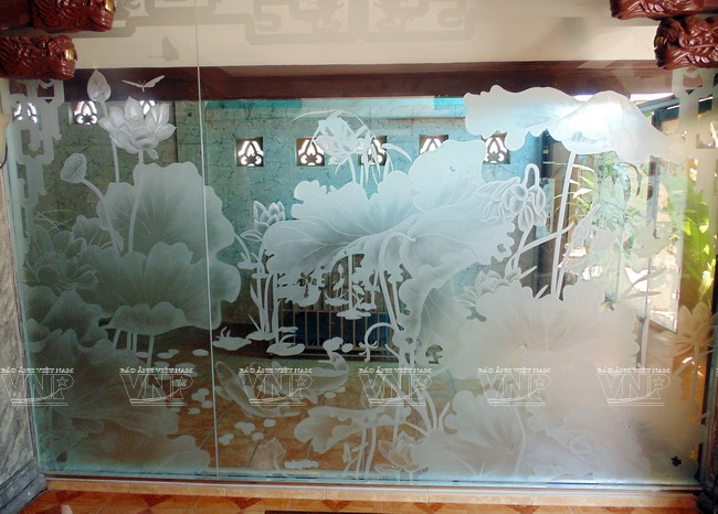 Tranh kính nghệ thuật COBA được ứng dụng làm tường ngăn. (Ảnh: Trịnh Văn Bộ/Báo ảnh Việt Nam)