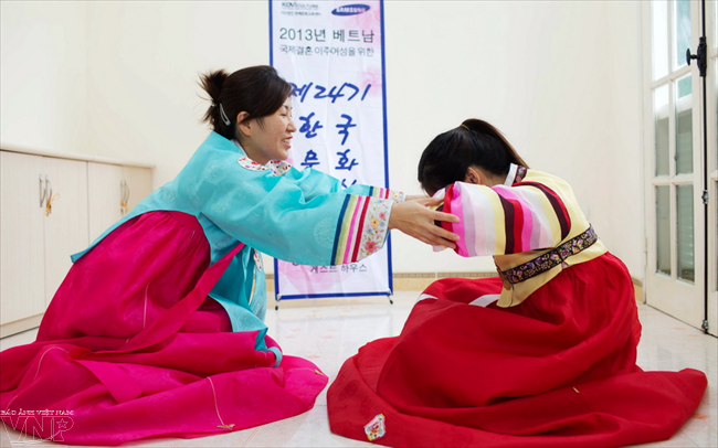 Tình nguyện viên, giáo viên Kim Su Yeon (trái) hướng dẫn chị Trương Thùy Dương những nghi lễ truyền thống của người Hàn Quốc. (Ảnh: Việt Cường/Báo ảnh Việt Nam)