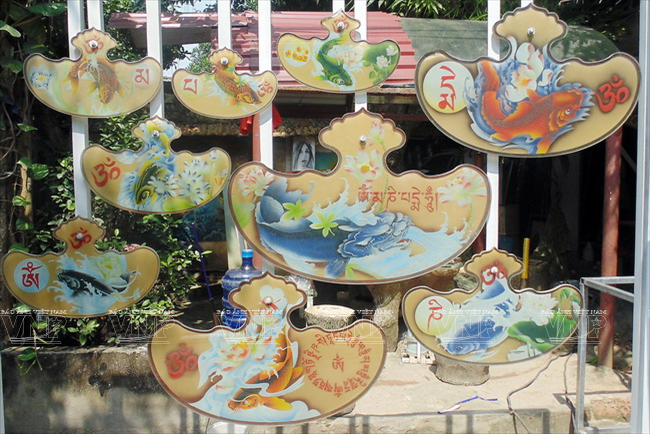 Những chiếc khánh trang trí làm bằng kính nghệ thuật COBA. (Ảnh: Trịnh Văn Bộ/Báo ảnh Việt Nam)