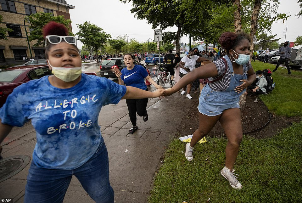 Nhiều người biểu tình bỏ chạy khi cảnh sát đồng loạt tấn công bằng hơi cay và đạn cao su.(Nguồn: AP)
