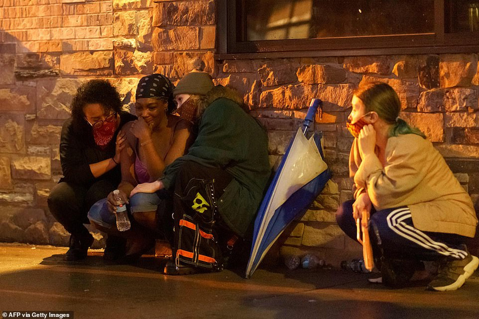 Hill đã được những người biểu tình khác an ủi trong lúc cuộc biểu tình rơi vào hỗn loạn khi người biểu tình và cảnh sát đụng độ. (Nguồn: AFP)