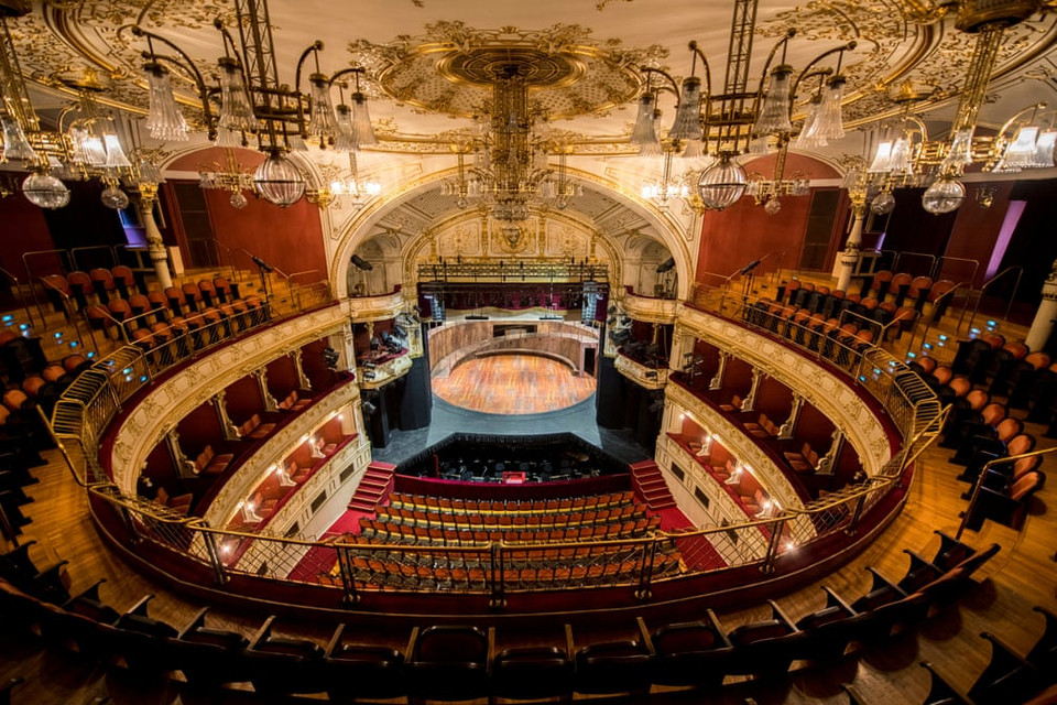 Khán phòng của Nhà hát Quốc gia Hungary. Chính phủ Hungary tuyên bố tình trạng khẩn cấp để ứng phó COVID-19 và cấm tất cả các sự kiện trong nhà với hơn 100 người tham gia và các sự kiện ngoài trời với hơn 500 người tham gia. (Nguồn: EPA)