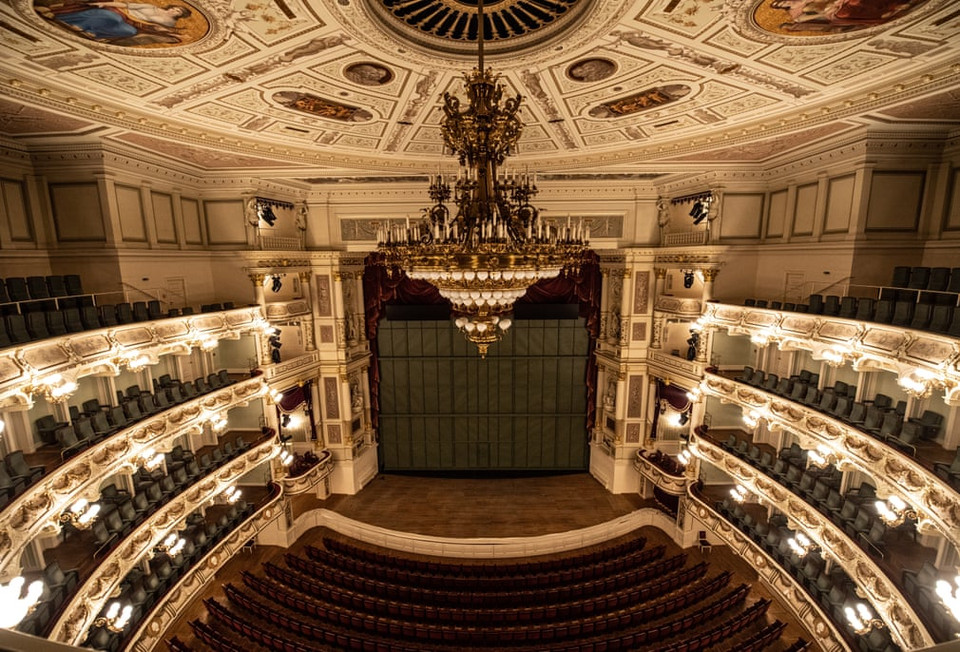 Nhà hát Semperoper, bang Dresden, Đức. Toàn bộ hoạt động biểu diễn nghệ thuật ở nhà hát này đã bị hủy vì COVID-19. (Nguồn: EPA)
