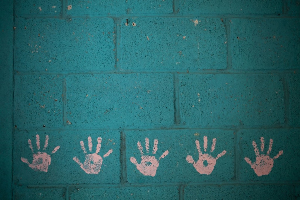 Căn phòng của một em nhỏ được trang trí bằng hình tay trong một căn nhà bỏ hoang ở El Cambray (Guatemala) một năm sau trận lũ quét. (Nguồn: AP)