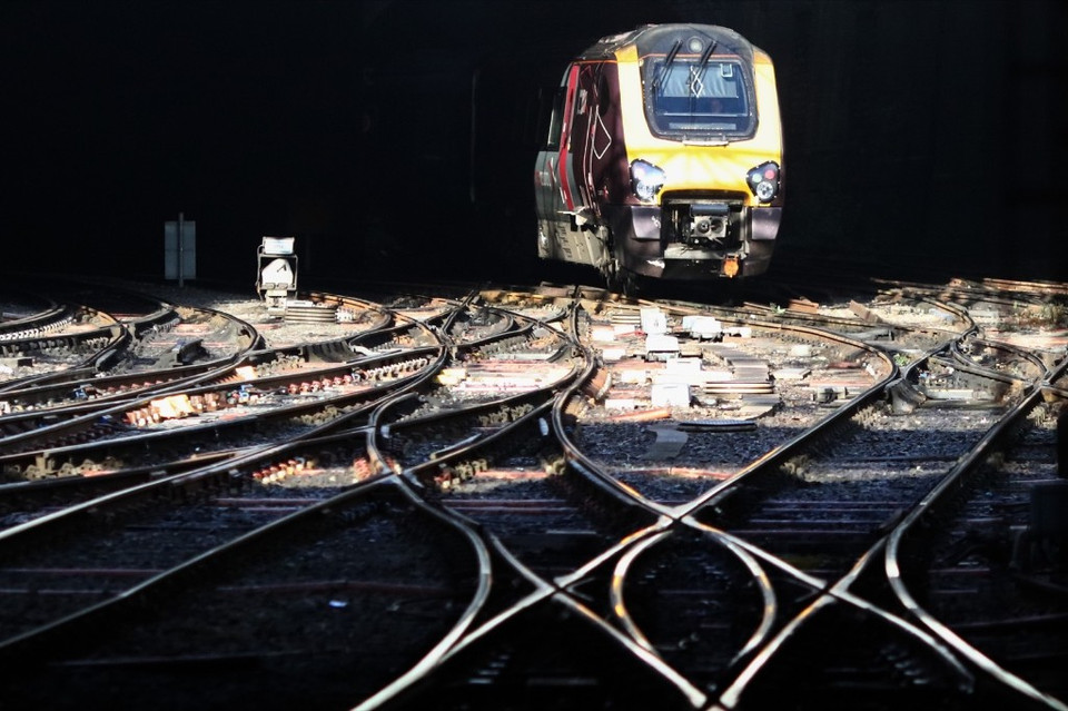 Đường ray ở nhà gà Birmingham New Street (Anh). (Nguồn: AP)