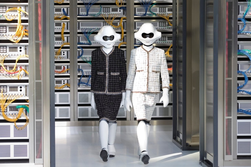 Những mẫu thiết kế trong bộ sưu tập thời trang Xuân Hè 2017 của nhà thiết kế Karl Lagerfeld ở tuần lễ thời trang Paris. (Nguồn: Reuters)