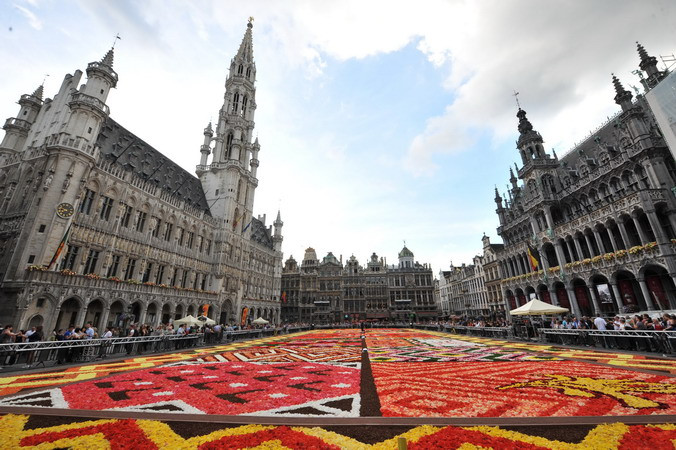 Tấm thảm hoa khổng lồ trên quảng trường Grand-Place. (Nguồn: AFP/TTXVN)