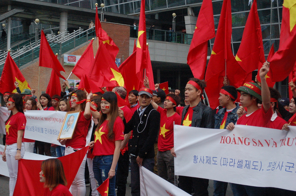 Đoàn người biểu tình hô vang các khẩu hiểu phản đối hành động phi pháp của Trung Quốc tại Biển Đông. (Ảnh: Vũ Toàn-Phạm Duy/Vietnam+)