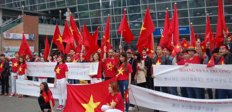 Quang cảnh cuộc biểu tình của cộng đồng người Việt tại quảng trường trung tâm trước cửa nhà ga thành phố Busan, Hàn Quốc ngày 3/4. (Ảnh: Vũ Toàn-Phạm Duy/Vietnam+)