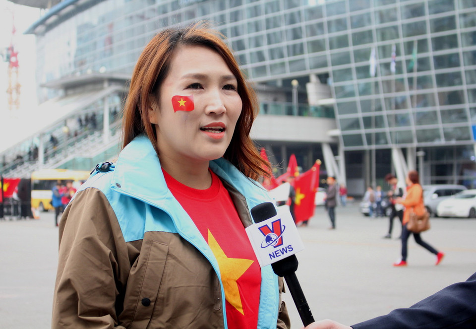 Bà Nguyễn Tường Vy, Chủ tịch Hội Những người con đất Việt, cho biết: 'Thông qua cuộc biểu tình lần này, chúng tôi muốn gửi một thông điệp rằng chúng tôi yêu chuộng hòa bình và công lý, mong muốn duy trì quan hệ hữu nghị với nhân dân Trung Quốc, nhưng chính quyền Trung Quốc phải chấm dứt những hành động bá quyền, chấm dứt việc leo thang quân sự tại Biển Đông, hãy rút khỏi quần đảo Hoàng Sa và Trường Sa của Việt Nam.' (Ảnh: Vũ Toàn-Phạm Duy/Vietnam+) 