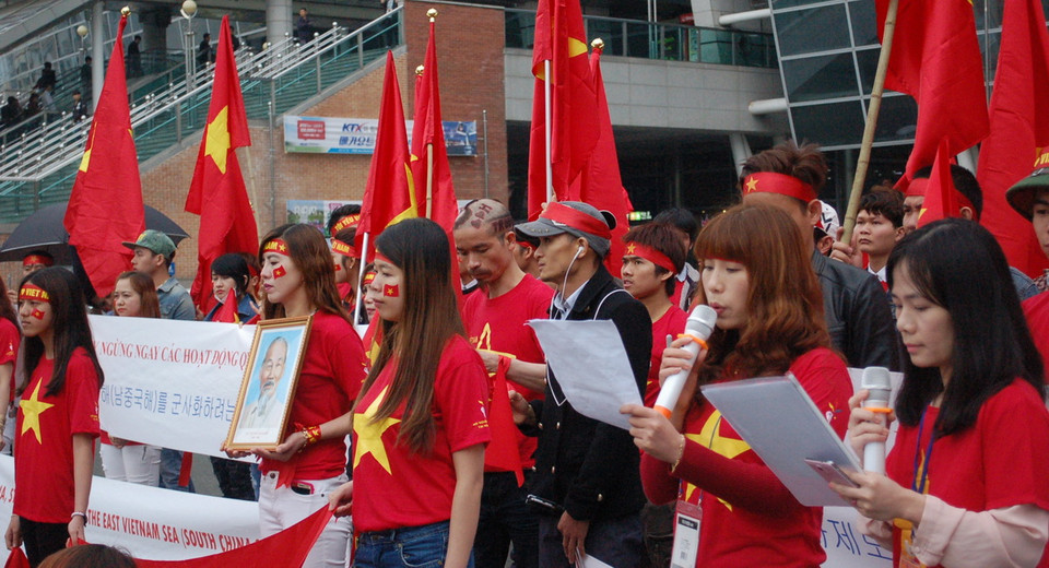 Thay mặt đoàn biểu tình, bà Mạc Thị Hiền (hàng đầu, thứ 2 từ phải sang), Chủ tịch Hiệp hội giao lưu Việt Nam tại Hàn Quốc, nêu rõ: 'Chúng tôi tổ chức cuộc biểu tình ôn hòa lần này nhằm thể hiện tinh thần đoàn kết, kiên quyết phản đối hành động của Trung Quốc xâm phạm trái phép chủ quyền lãnh thổ của Việt Nam.' (Ảnh: Vũ Toàn-Phạm Duy/Vietnam+)