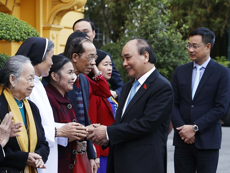 Chủ tịch nước Nguyễn Xuân Phúc gặp mặt các nhân vật trong chương trình "Việc tử tế" của Đài Truyền hình Việt Nam trong năm 2022. (Ảnh: Thống Nhất/TTXVN)