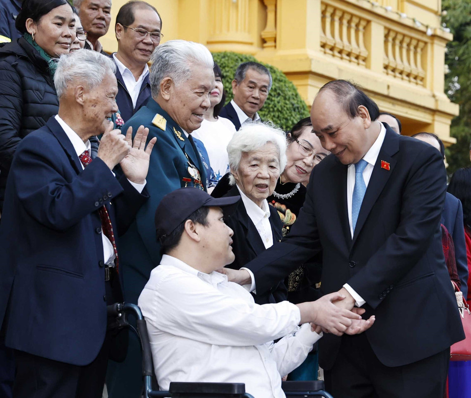 Chủ tịch nước Nguyễn Xuân Phúc gặp mặt các nhân vật trong chương trình "Việc tử tế" của Đài Truyền hình Việt Nam trong năm 2022. (Ảnh: Thống Nhất/TTXVN)