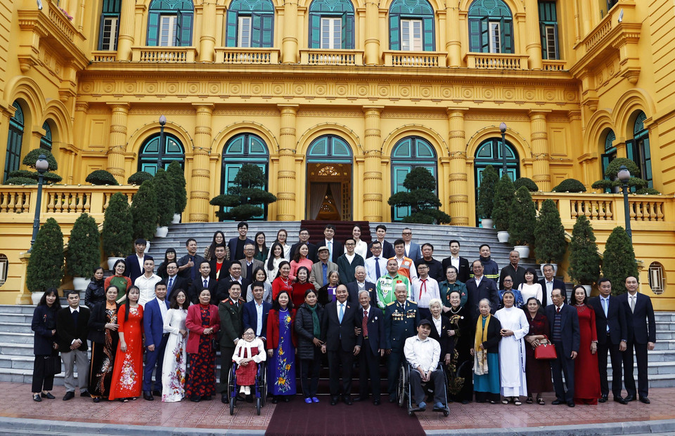 Chiều 6/1/2023, tại Phủ Chủ tịch, Chủ tịch nước Nguyễn Xuân Phúc gặp mặt thân mật 50 đại biểu đại diện cho gần 200 nhân vật trong chương trình "Việc tử tế" của Đài Truyền hình Việt Nam trong năm 2022. Cùng dự có Bí thư Trung ương Đảng-Trưởng Ban Dân vận Trung ương Bùi Thị Minh Hoài các ủy viên Trung ương Đảng, lãnh đạo một số ban, ngành Trung ương. (Ảnh: Thống Nhất/TTXVN)