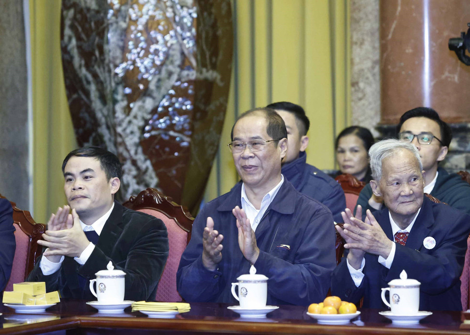 Các nhân vật trong chương trình "Việc tử tế" của Đài Truyền hình Việt Nam trong năm 2022, tại buổi gặp mặt Chủ tịch nước Nguyễn Xuân Phúc chiều 6/1/2023. (Ảnh: Thống Nhất/TTXVN)