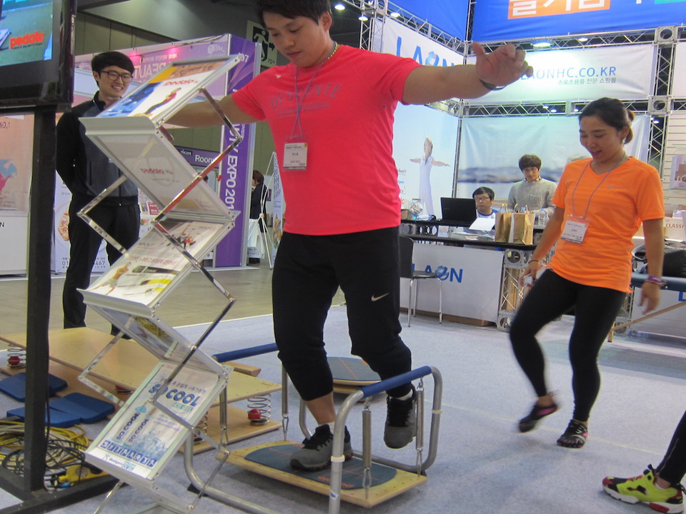 Chiếc máy tập ở nhà này đòi hỏi người dùng giữ thăng bằng trên một tấm ván, một việc tưởng chừng đơn giản nhưng lại không dễ để thực hiện. (Ảnh: PV/Vietnam+) &gt;