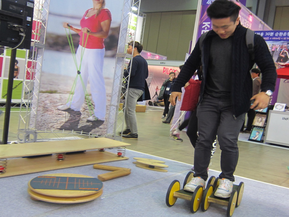 Dụng cụ trông giống đồ chơi này vừa có thể giúp người dùng thư giãn vừa là bài tập rất hiệu quả. (Ảnh: PV/Vietnam+)