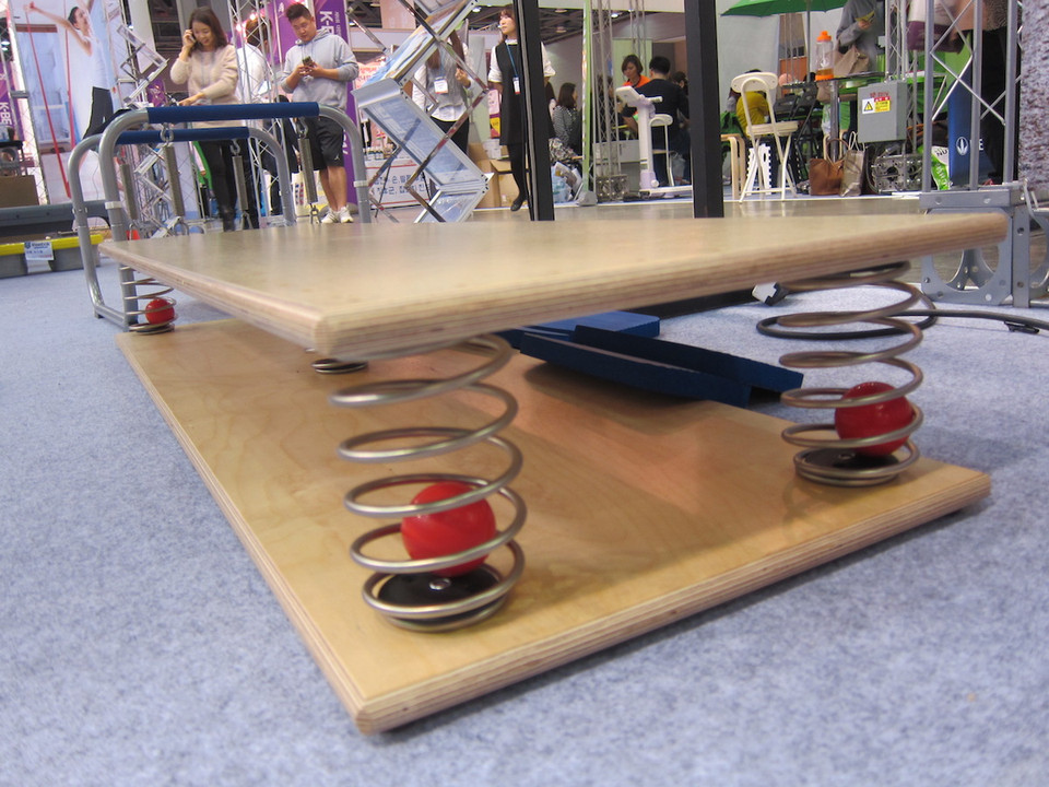 Một sản phẩm đòi hỏi giữ thăng bằng khác với 4 chiếc lò xo loại lớn (Ảnh: PV/Vietnam+)