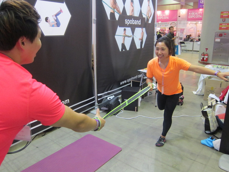 Một loại dây tập thể hình có thể dùng cho 1 người hoặc 2 người cùng tập.(Ảnh: PV/Vietnam+)