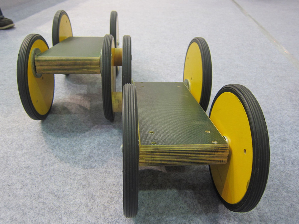 Dụng cụ đơn giản này chỉ gồm 8 bánh xe và những tấm gỗ có thể chuyển động nhịp nhàng theo bước chân người dùng (Ảnh: PV/Vietnam+)