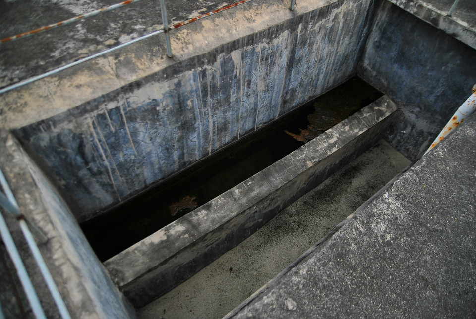 Dù đã nhiều lần chính quyền và người dân kiến nghị, nhưng cho tới nay, nhà máy nước vẫn trong tình trạng xây xong để đấy. (Ảnh: Võ Phương/Vietnam+)