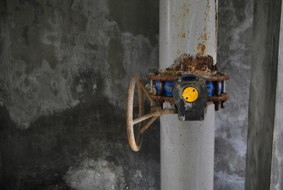 Quan sát bên ngoài, các hạng mục đều cũ nát do không được sử dụng và bảo quản. (Ảnh: Võ Phương/Vietnam+)