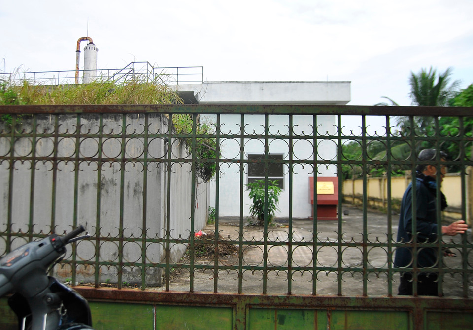 …Nhưng đáp lại ước vọng của họ, là cảnh cổng khép chặt của nhà máy nước tiền tỷ. (Ảnh: Võ Phương/Vietnam+)