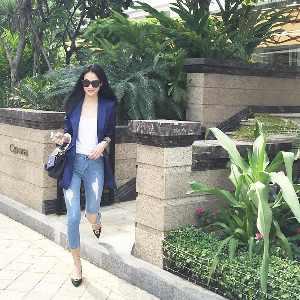 Phối áo phông, quần jeans và blazer màu xanh hải quân đơn giản, Thanh Trúc khiến các quý cô công sở mê mẩn bởi phép cộng đầy tính ứng dụng.