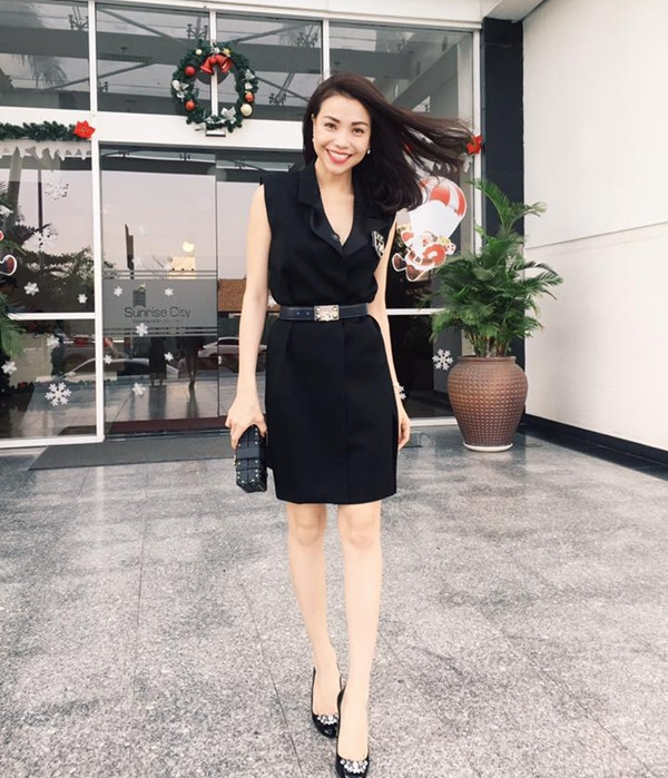 Tiết trời mát mẻ của mùa Đông phương Nam cũng tạo điều kiện cho Trà Ngọc Hằng diện đầm gilê nhã nhặn. Tông màu đen 'phủ kín' người đẹp 25 tuổi nhưng trông không bị ảm đạm mà hết sức sang trọng, tinh tế.