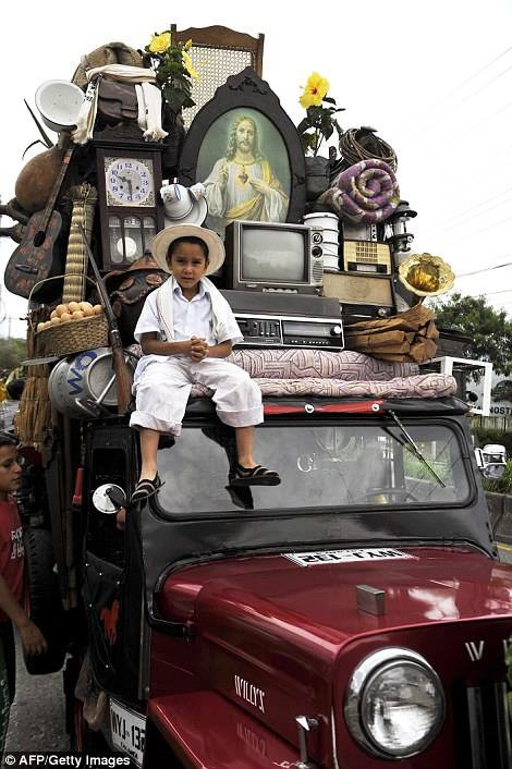 Với ý nghĩa 'Willy đầy đồ,' lễ hội Yipao đề cao vai trò của các chiếc xe trong những vùng trồng càphê. (Nguồn: CCTVNews)