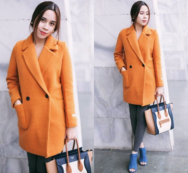 Lưu Hương Giang 'chơi trội' với áo khoác mang sắc cam, 'thắp sáng' phong cách ngày đông. Cô phối trang phục ăn ý cùng túi Céline và bốt thấp cổ hở mũi tông màu xanh nền nã.