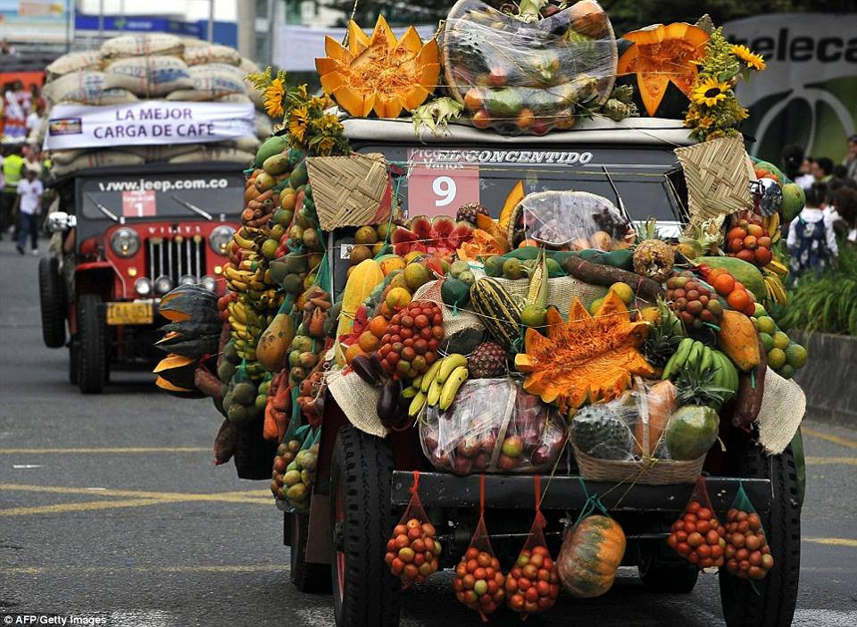 Những người nông dân ở Colombia đã tổ chức một cuộc tuần hành đặc biệt khi cố gắng chất thật nhiều đồ lên chiếc xe jeep của mình. (Nguồn: CCTVNews)
